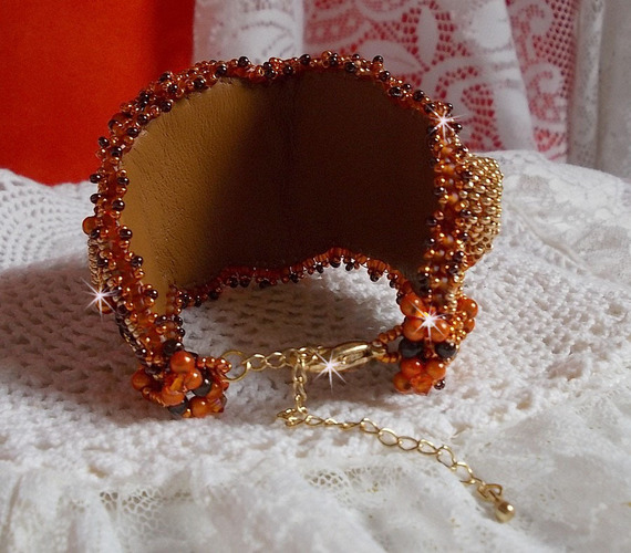 Lady in Orange manchetarmbånd Haute-Couture broderet med Swarovski krystaller og Miyuki frøperler.