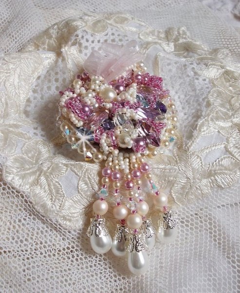 Broche Fleur d'Eté Haute-Couture brodée avec des Cristaux de Swarovski, une estampe filigranée, un ruban et une broche à l'arrière en argent 925/1000