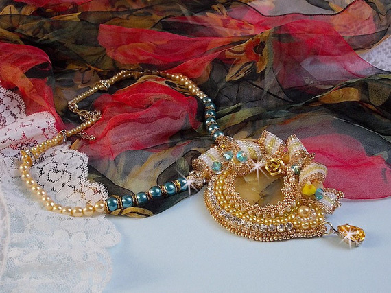 Haute-Couture Sunflower Gold vedhæng broderet med 24 karat forgyldte frøperler, en opal fra Madagaskar og Swarovski-krystaller.