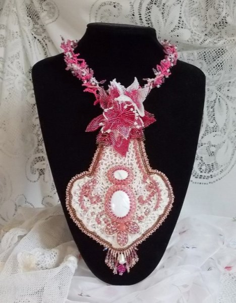 Pink Lily halskæde med hvid Howlite ædelsten, frøperler, blonder og forskellige perler Haute-Couture stil