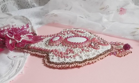 Pink Lily halskæde med hvid Howlite ædelsten, frøperler, blonder og forskellige perler Haute-Couture stil