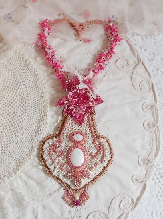 Pink Lily halskæde med hvid Howlite ædelsten, frøperler, blonder og forskellige perler Haute-Couture stil