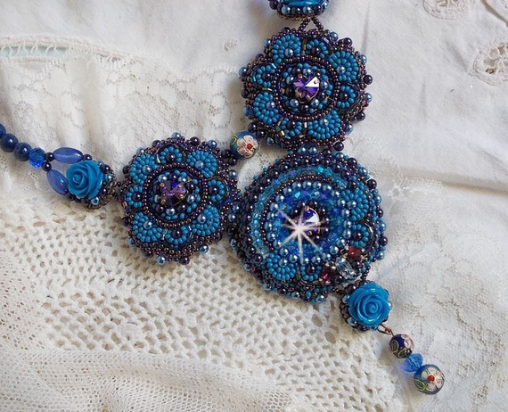 Royal Blue Roses halskæde med Swarovski krystaller og frøperler