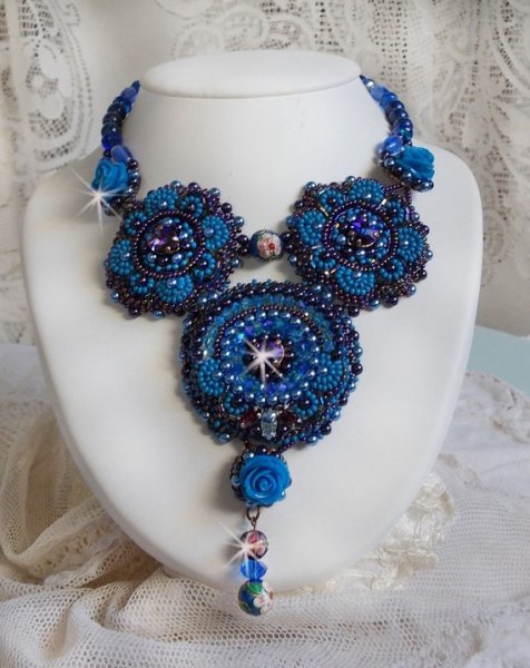 Royal Blue Roses halskæde med Swarovski krystaller og frøperler