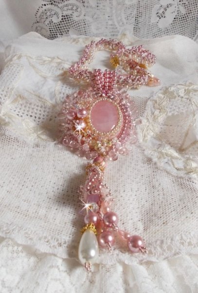 Collier pendentif Quartzib'Elle brod&eacute; avec un Quartz rose, une pierre tr&egrave;s fine 