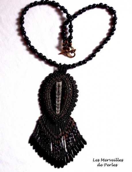 Collier pendentif Lisbonne brodé avec de magnifiques perles en onyx noir