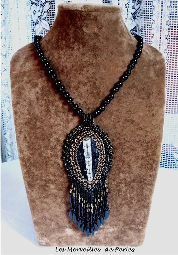 Collier pendentif Lisbonne brodé avec de magnifiques perles en onyx noir