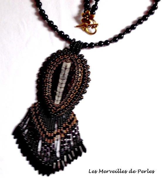 Collier pendentif Lisbonne brodé avec de magnifiques perles en onyx noir