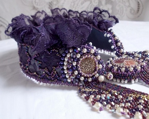 Collier plastron Les Merveilles D'Antan, inspiration belle époque avec une dentelle violette et de très belles perles brodé façon Haute-Couture.