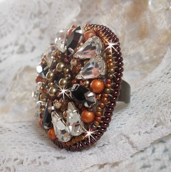 Amber Romance ring broderet med Swarovski krystal og sorte, magiske perler og fr&oslash;perler