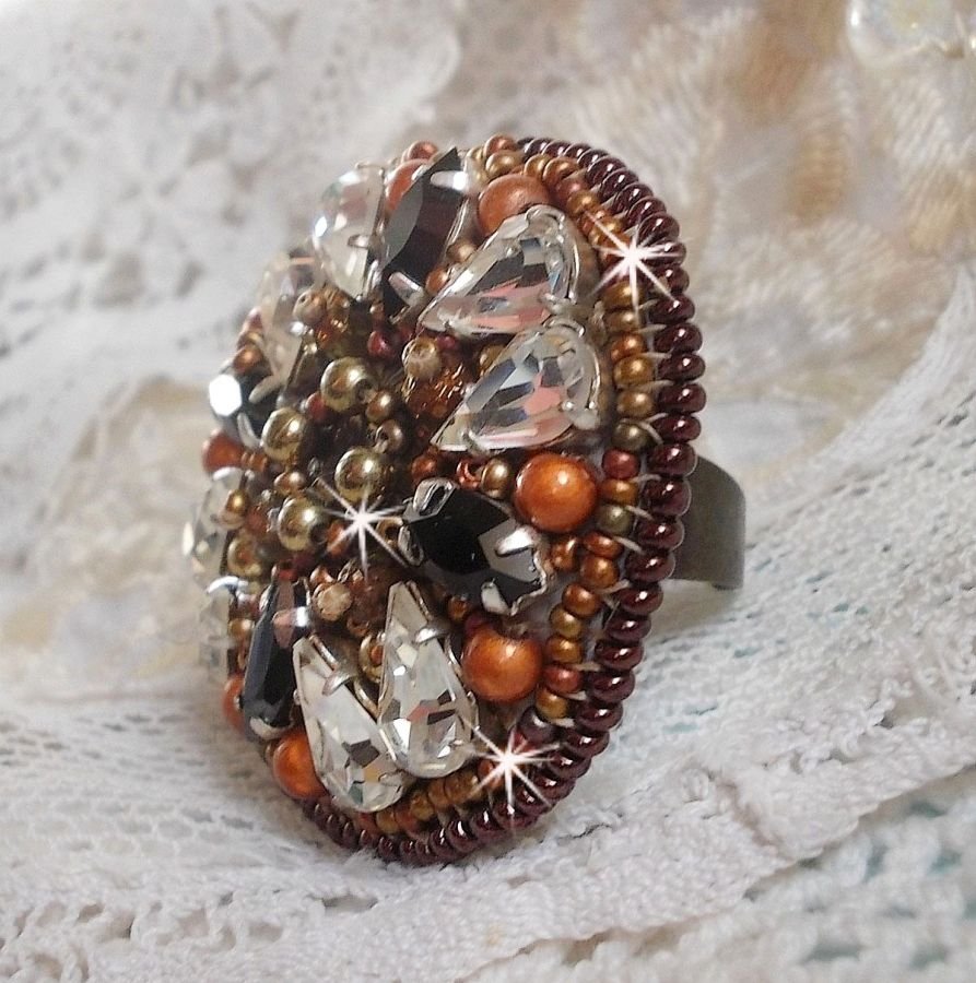 Amber Romance ring broderet med Swarovski krystal og sorte, magiske perler og frøperler