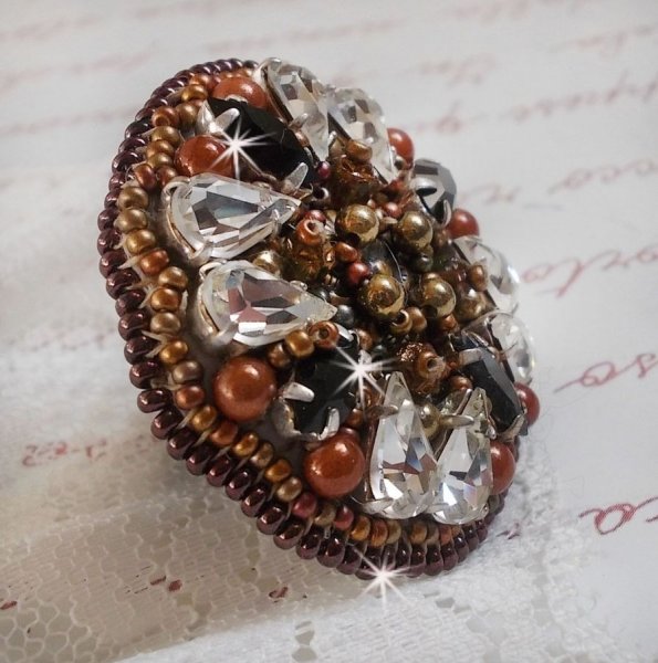 Amber Romance ring broderet med Swarovski krystal og sorte, magiske perler og fr&oslash;perler