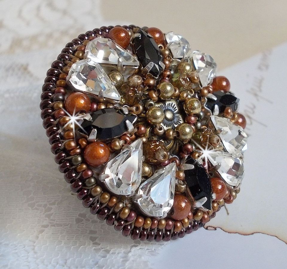 Amber Romance ring broderet med Swarovski krystal og sorte, magiske perler og frøperler