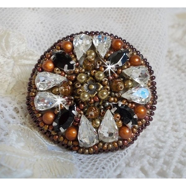 Amber Romance ring broderet med Swarovski krystal og sorte, magiske perler og fr&oslash;perler