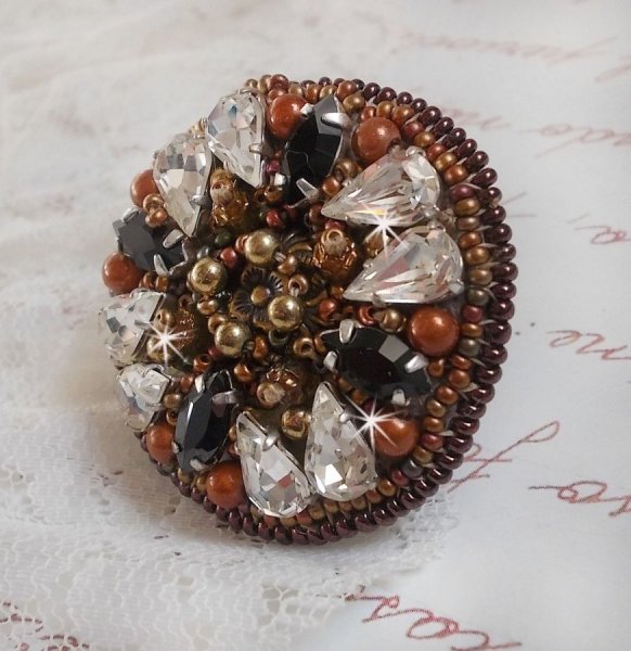 Amber Romance ring broderet med Swarovski krystal og sorte, magiske perler og fr&oslash;perler