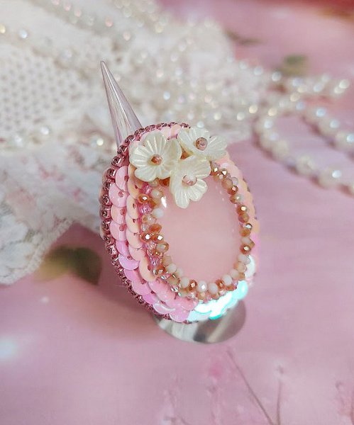 Bague Amour de quartz brod&eacute;e avec pierre de gemme, rondes et rocailles verres, sequins, fleurs acryliques et bague laiton