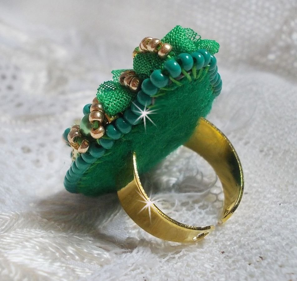 Smuk Emerald ring med en keramisk cabochon lavet af en gul og grøn rose