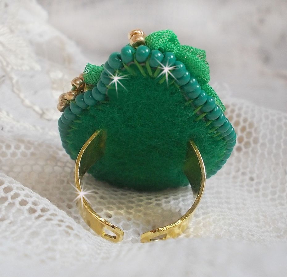 Smuk Emerald ring med en keramisk cabochon lavet af en gul og grøn rose