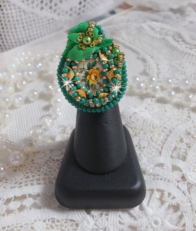 Smuk Emerald ring med en keramisk cabochon lavet af en gul og grøn rose