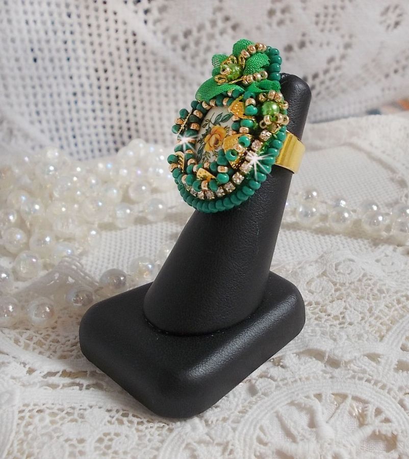 Smuk Emerald ring med en keramisk cabochon lavet af en gul og grøn rose