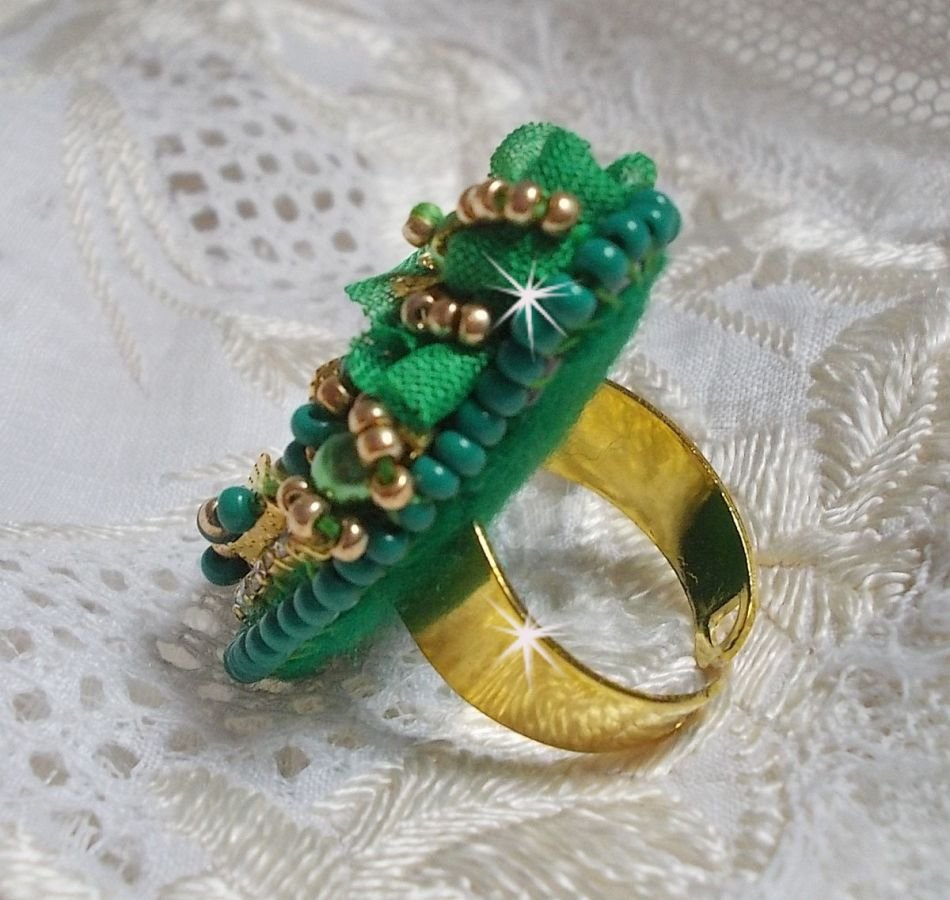 Smuk Emerald ring med en keramisk cabochon lavet af en gul og grøn rose