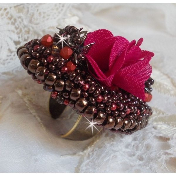 Bague  Belle H&eacute;l&egrave;ne brod&eacute;e avec une fleur en tissu, une Calcite jaune/blanc et des rocailles.