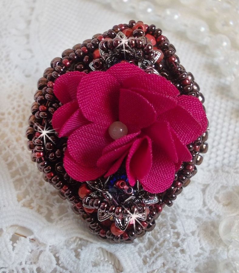 Bague  Belle Hélène brodée avec une fleur en tissu, une Calcite jaune/blanc et des rocailles.