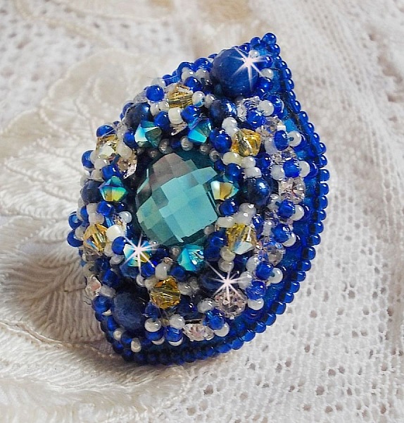 Blue Palace ring, et autentisk design med bl&aring; fr&oslash;perler og Swarovski krystaller