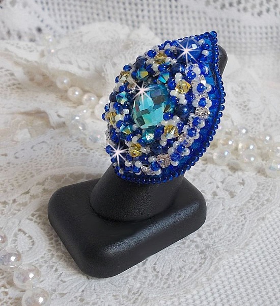 Blue Palace ring, et autentisk design med bl&aring; fr&oslash;perler og Swarovski krystaller