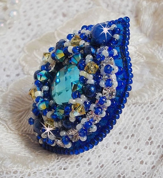 Blue Palace ring, et autentisk design med bl&aring; fr&oslash;perler og Swarovski krystaller