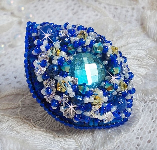 Blue Palace ring, et autentisk design med bl&aring; fr&oslash;perler og Swarovski krystaller