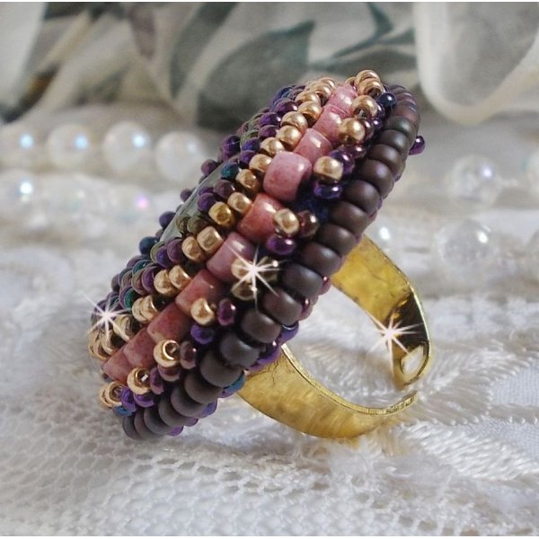 Bonjour Paris ring broderet med en marmoreret harpiks cabochon og Miyuki fr&oslash;perler