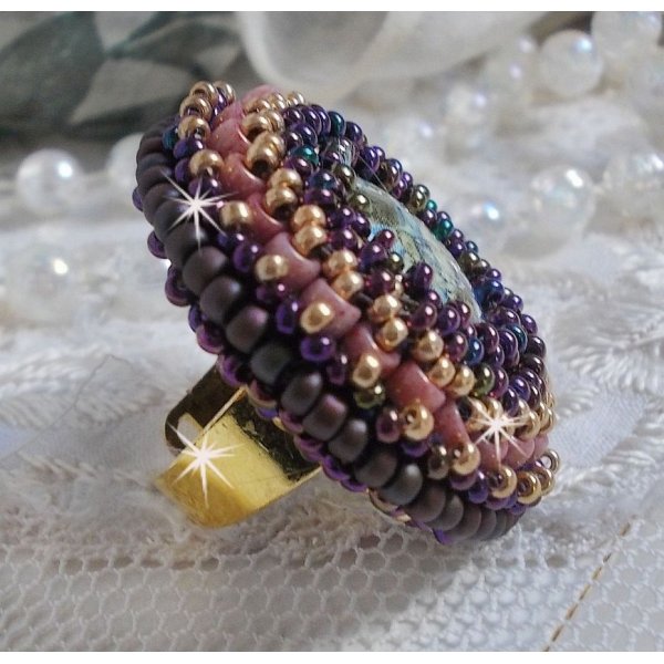 Bonjour Paris ring broderet med en marmoreret harpiks cabochon og Miyuki fr&oslash;perler