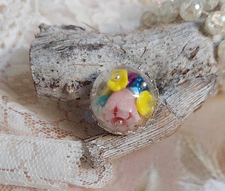 Bague Boule de Cristal montée avec fleurs en forme de cloche verre,  velours floqué avec bague laiton et dôme en verre