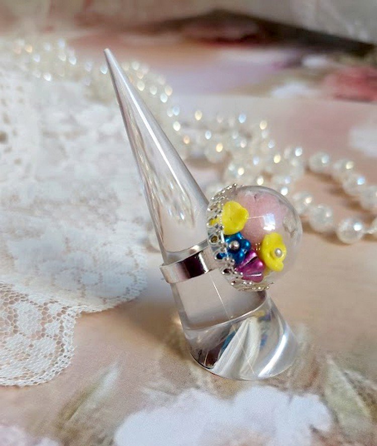 Bague Boule de Cristal montée avec fleurs en forme de cloche verre,  velours floqué avec bague laiton et dôme en verre