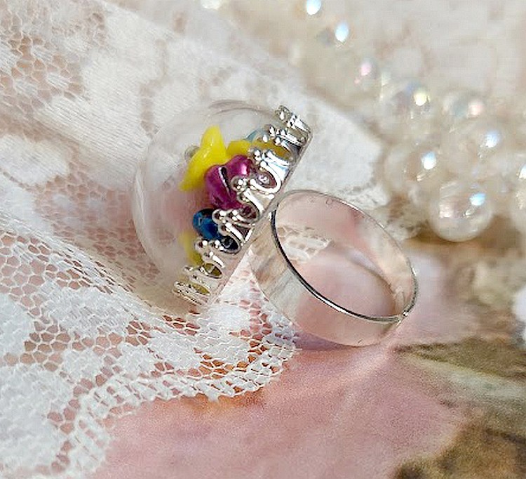 Bague Boule de Cristal montée avec fleurs en forme de cloche verre,  velours floqué avec bague laiton et dôme en verre