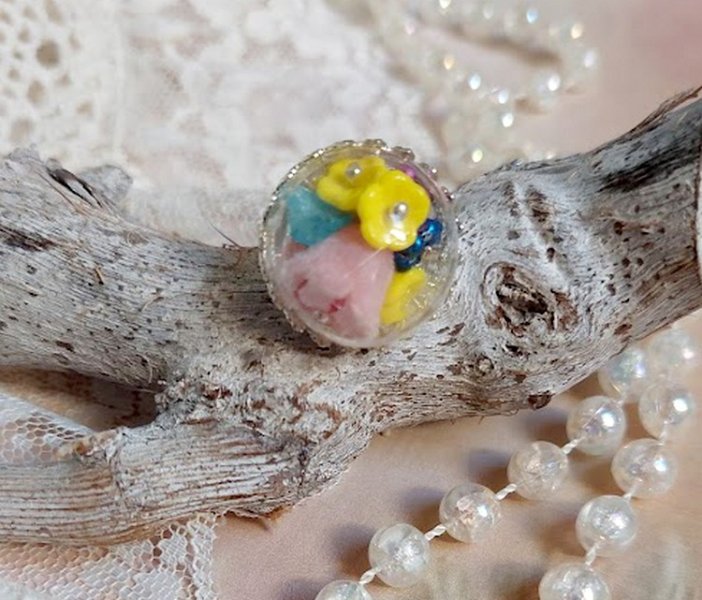 Bague Boule de Cristal montée avec fleurs en forme de cloche verre,  velours floqué avec bague laiton et dôme en verre