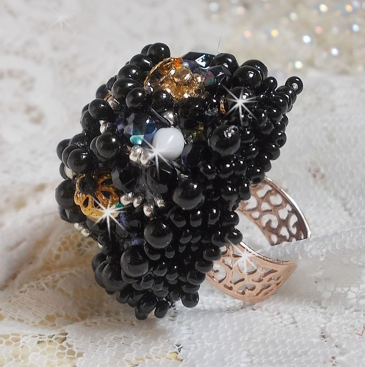 Bague Boule Frou-Frou avec des perles nacrées, facettes et des cristaux de Swarovski 