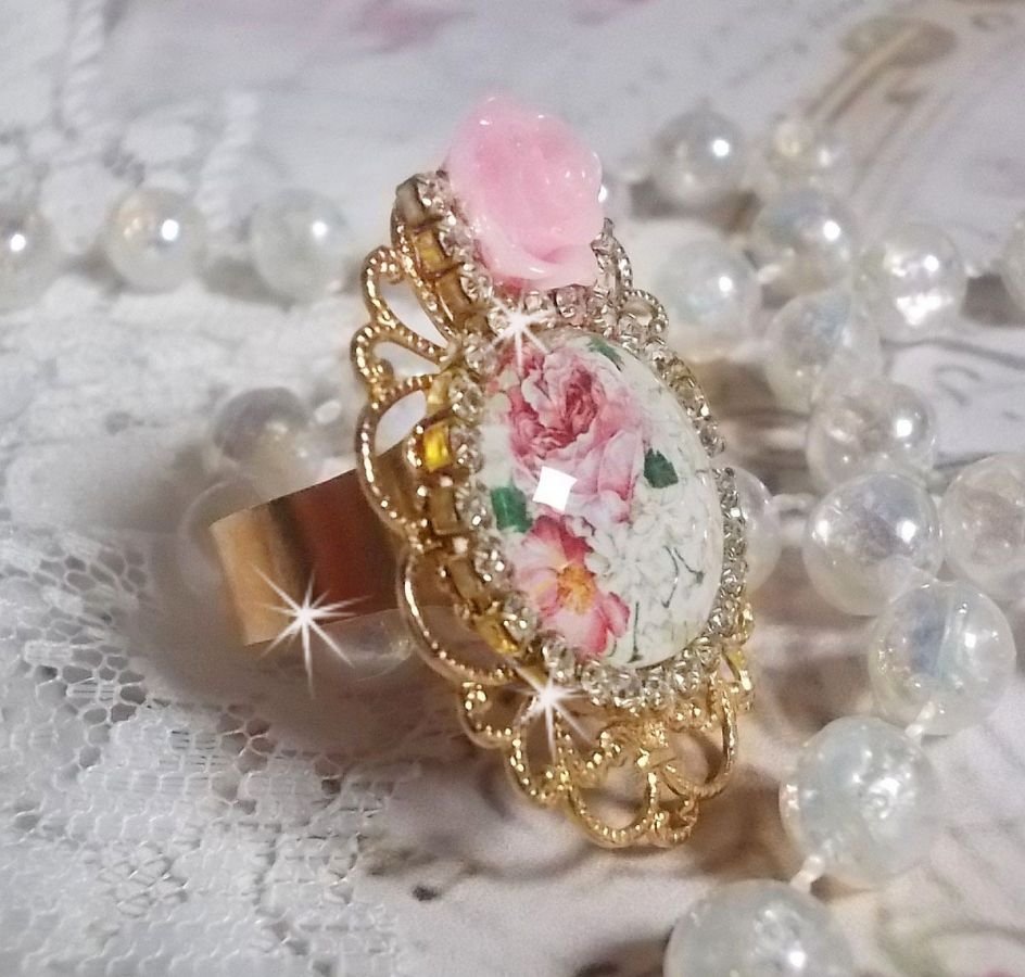 Bouquet Valentine ring med en rose cabochon, en rose i harpiks og en Swarovski krystal kæde