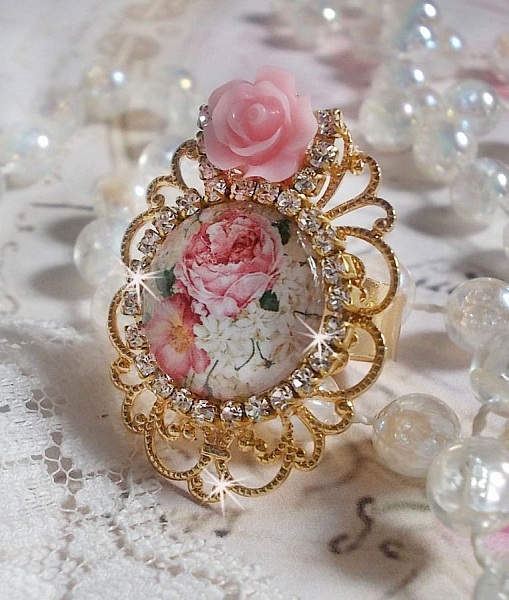 Bouquet Valentine ring med en rose cabochon, en rose i harpiks og en Swarovski krystal k&aelig;de
