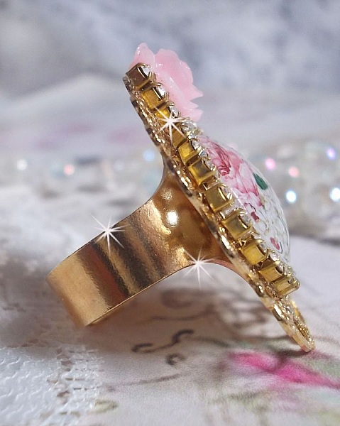 Bouquet Valentine ring med en rose cabochon, en rose i harpiks og en Swarovski krystal k&aelig;de