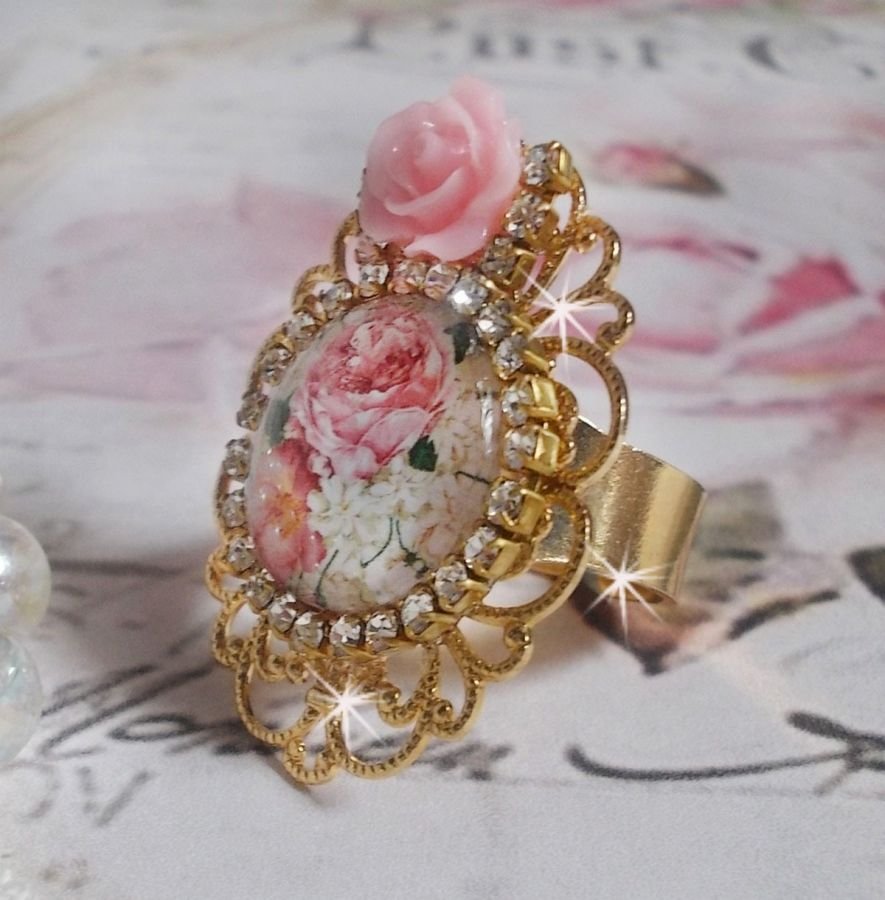 Bouquet Valentine ring med en rose cabochon, en rose i harpiks og en Swarovski krystal kæde