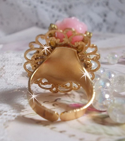 Bouquet Valentine ring med en rose cabochon, en rose i harpiks og en Swarovski krystal k&aelig;de