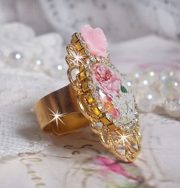 Bouquet Valentine ring med en rose cabochon, en rose i harpiks og en Swarovski krystal k&aelig;de