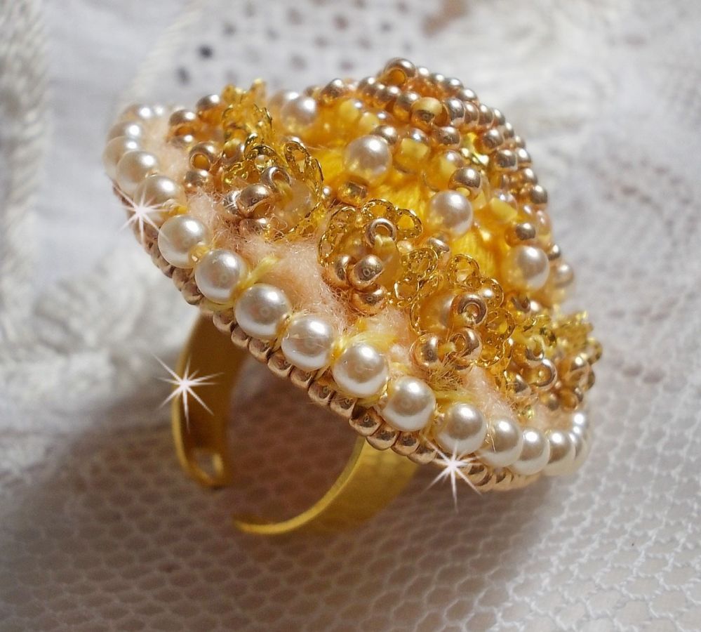 Buttercup ring broderet med Swarovski krystal og gul DMC bomuld