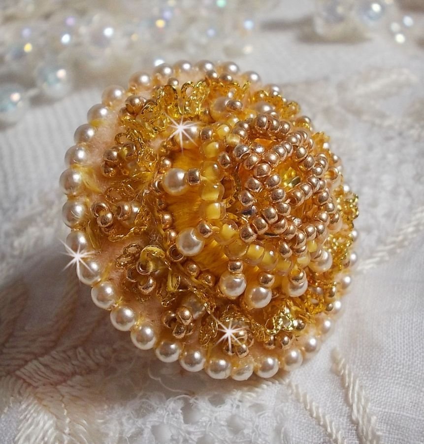 Buttercup ring broderet med Swarovski krystal og gul DMC bomuld