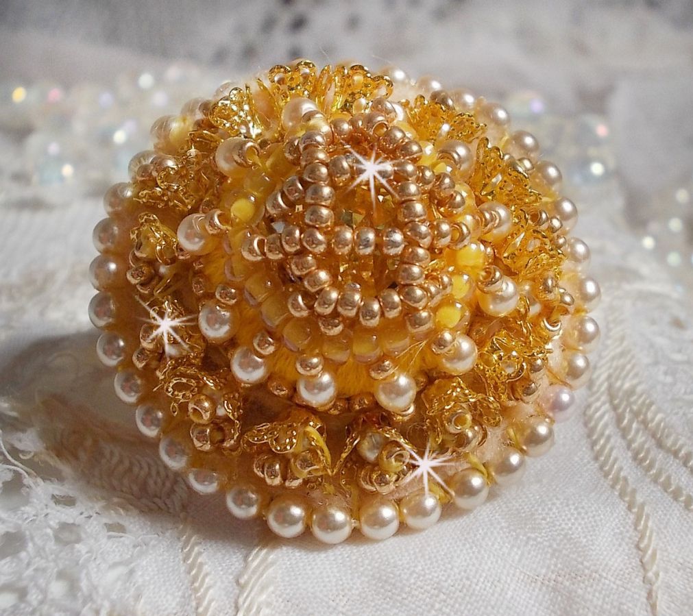 Buttercup ring broderet med Swarovski krystal og gul DMC bomuld