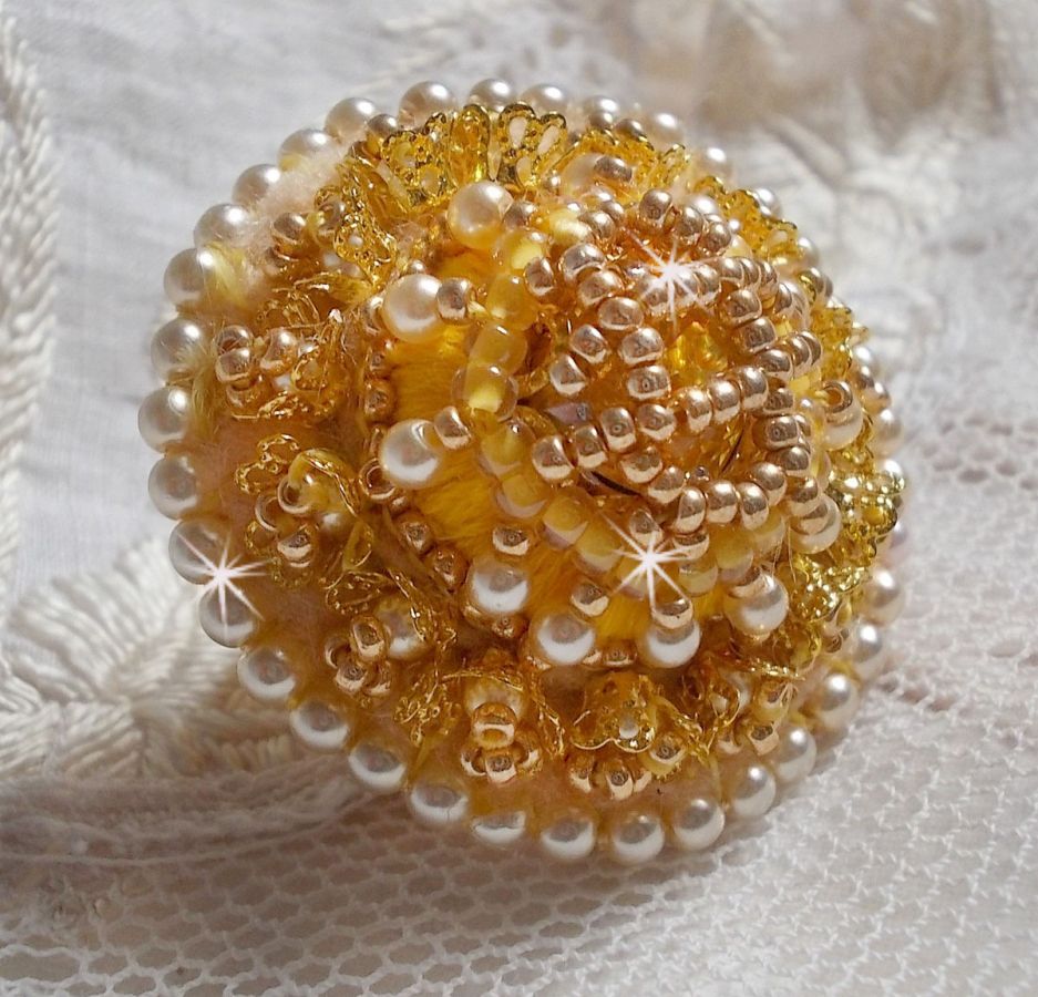 Buttercup ring broderet med Swarovski krystal og gul DMC bomuld