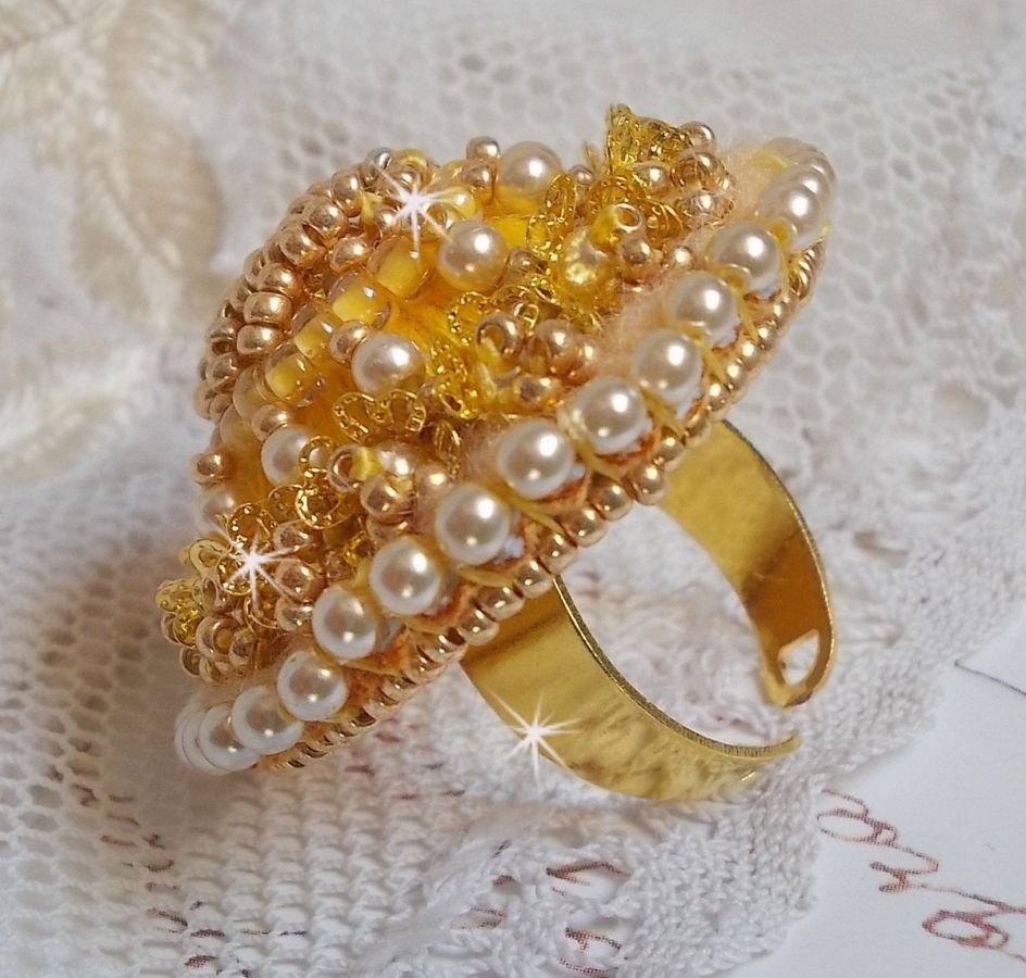 Buttercup ring broderet med Swarovski krystal og gul DMC bomuld