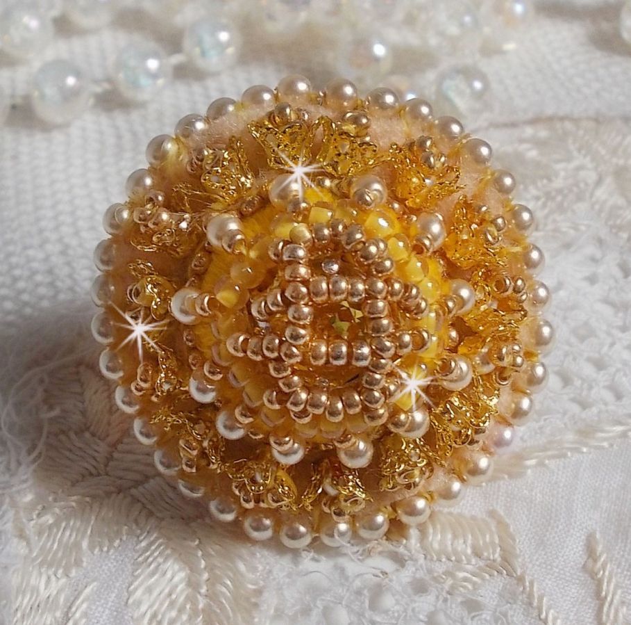 Buttercup ring broderet med Swarovski krystal og gul DMC bomuld